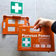 APTECZKA PIERWSZEJ POMOCY STRAŻAK APK-20, Z WIESZAKIEM, WYPOSAŻENIE DIN 13169 ( 2 x DIN13157) SUPER PLUS